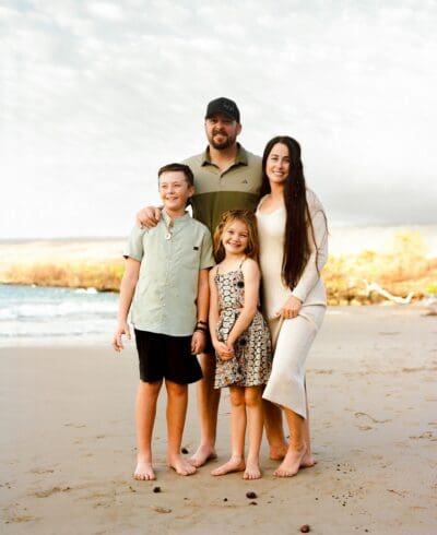 Beautiful Mathis family beach portraits captured by Sterling Batson, a top photographer in Kona, Hawaii. Perfect for creating lasting family memories.