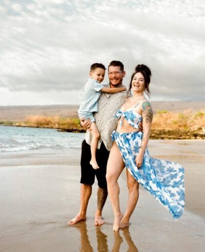 Beautiful Mathis family beach portraits captured by Sterling Batson, a top photographer in Kona, Hawaii. Perfect for creating lasting family memories.